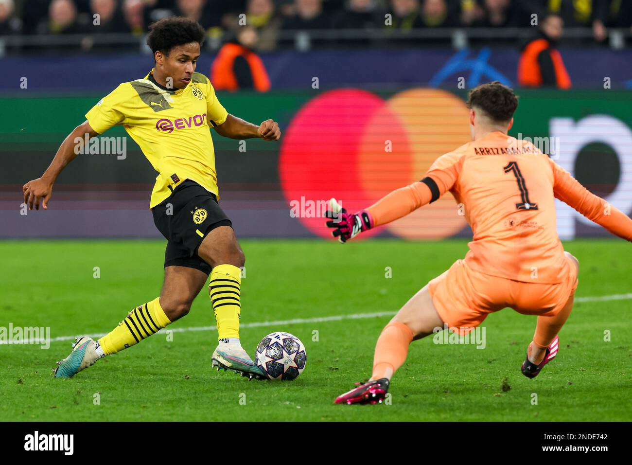 Dortmund, Allemagne. 15th févr. 2023. DORTMUND, ALLEMAGNE - FÉVRIER 15 : Karim Adeyemi de Borussia Dortmund sur son chemin pour marquer le 1-0 contre le gardien de but Kepa Arrizabalaga de Chelsea pendant le championnat UEFA de 16, match de 1st jambes entre Borussia Dortmund et Chelsea au parc signal Iduna de 15 février 2023 à Dortmund, en Allemagne (Photo de Marcel ter Bals/Orange Pictures) Credit: Orange pics BV/Alay Live News Banque D'Images