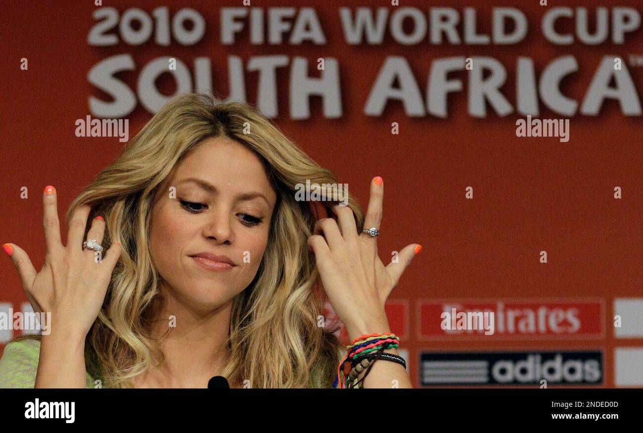 Colombian singer Shakira tosses her hair during the media briefing prior to the final match of the soccer World Cup at the Soccer City stadium in Johannesburg, South Africa, Saturday July 10, 2010. (AP Photo/Themba Hadebe) Banque D'Images