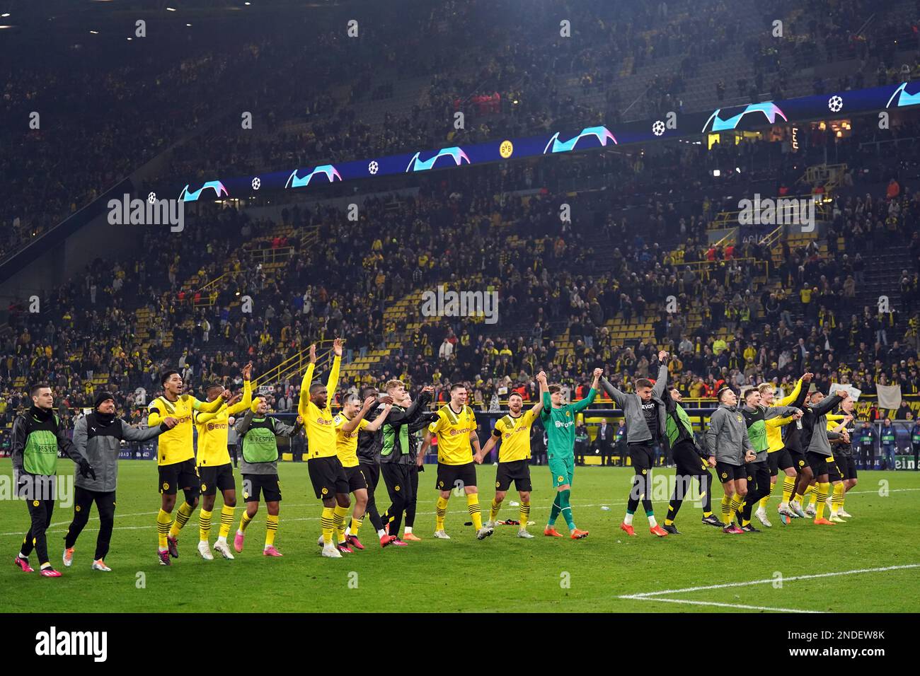 Les joueurs de Borussia Dortmund fêtent après la Ligue des champions de l'UEFA, partie de 16 au parc signal Iduna, Dortmund, Allemagne. Date de la photo: Mercredi 15 février 2023. Banque D'Images