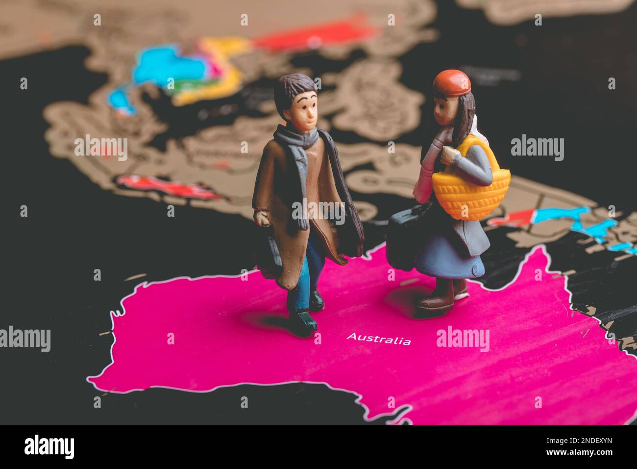 Personnes miniatures avec des concepts de voyage. Petit voyageur avec bagages marchant sur la carte du monde Banque D'Images