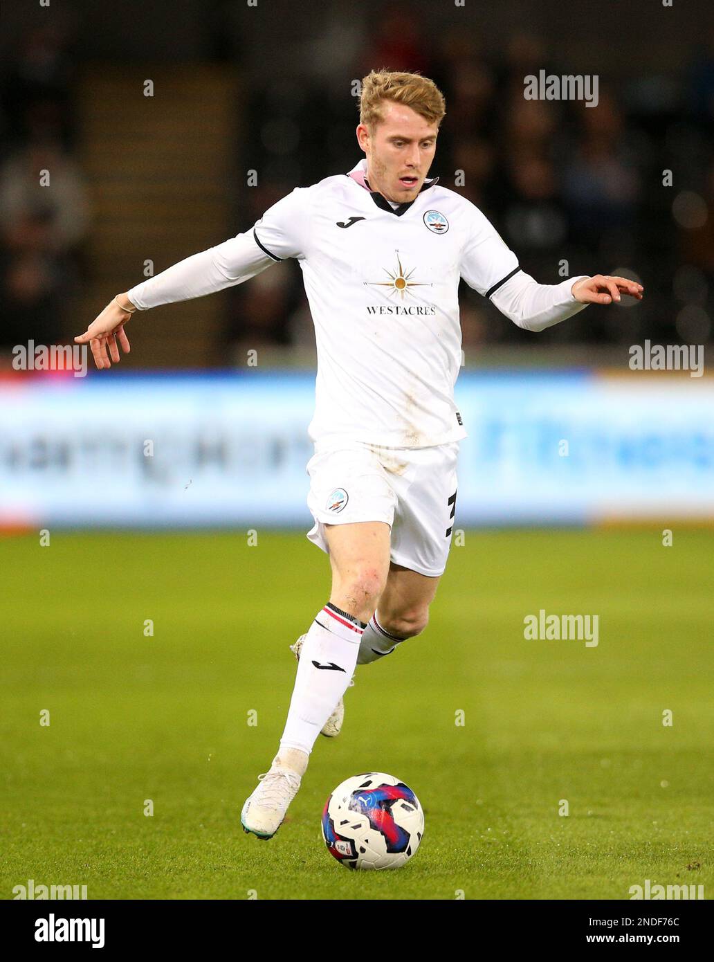 Oli Cooper de Swansea City pendant le match de championnat Sky Bet au Liberty Stadium, Swansea. Date de la photo: Mercredi 15 février 2023. Banque D'Images