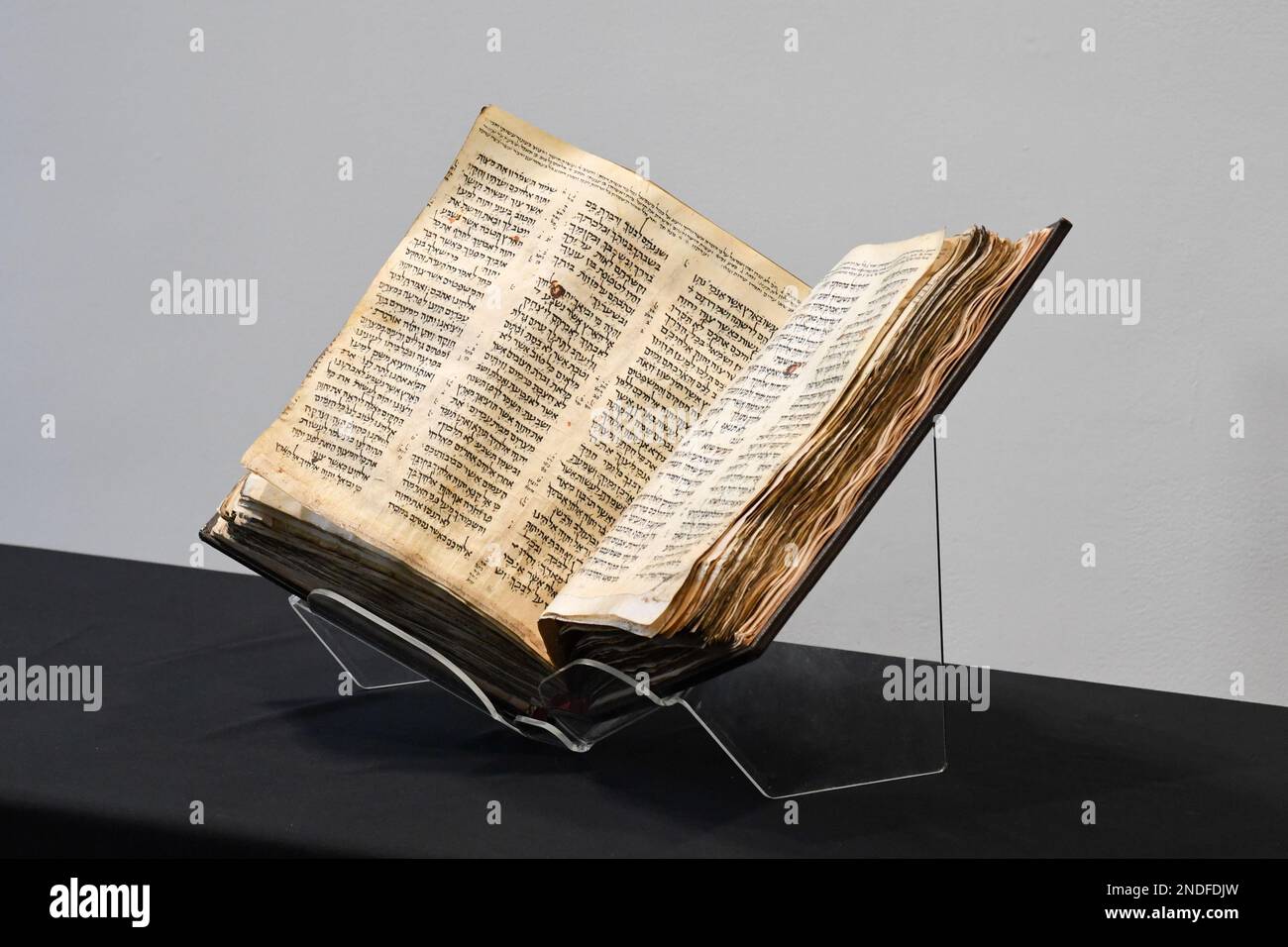 New York, États-Unis. 15th févr. 2023. Le Codex Sassoon est présenté avant la vente aux enchères par Sotheby's à New York, NY, sur 15 février 2023. Codex Sassoon est la Bible hébraïque la plus ancienne et la plus complète jamais découverte, datant du 9th siècle. (Photo par Efren Landaos/Sipa USA) crédit: SIPA USA/Alay Live News Banque D'Images