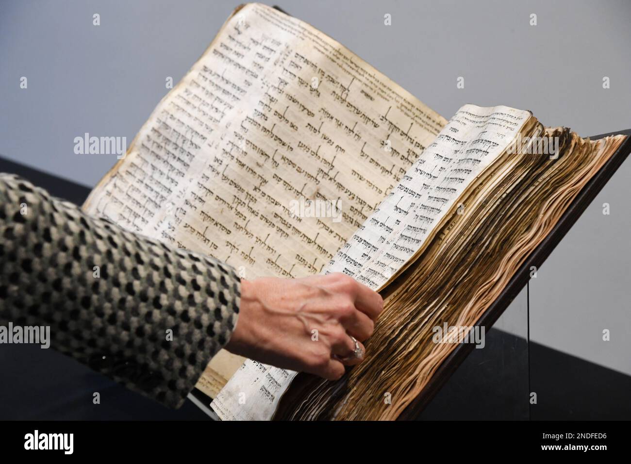 Le Codex Sassoon est présenté avant la vente aux enchères par Sotheby's à New York, NY, sur 15 février 2023. Codex Sassoon est la Bible hébraïque la plus ancienne et la plus complète jamais découverte, datant du 9th siècle. (Photo par Efren Landaos/Sipa USA) Banque D'Images