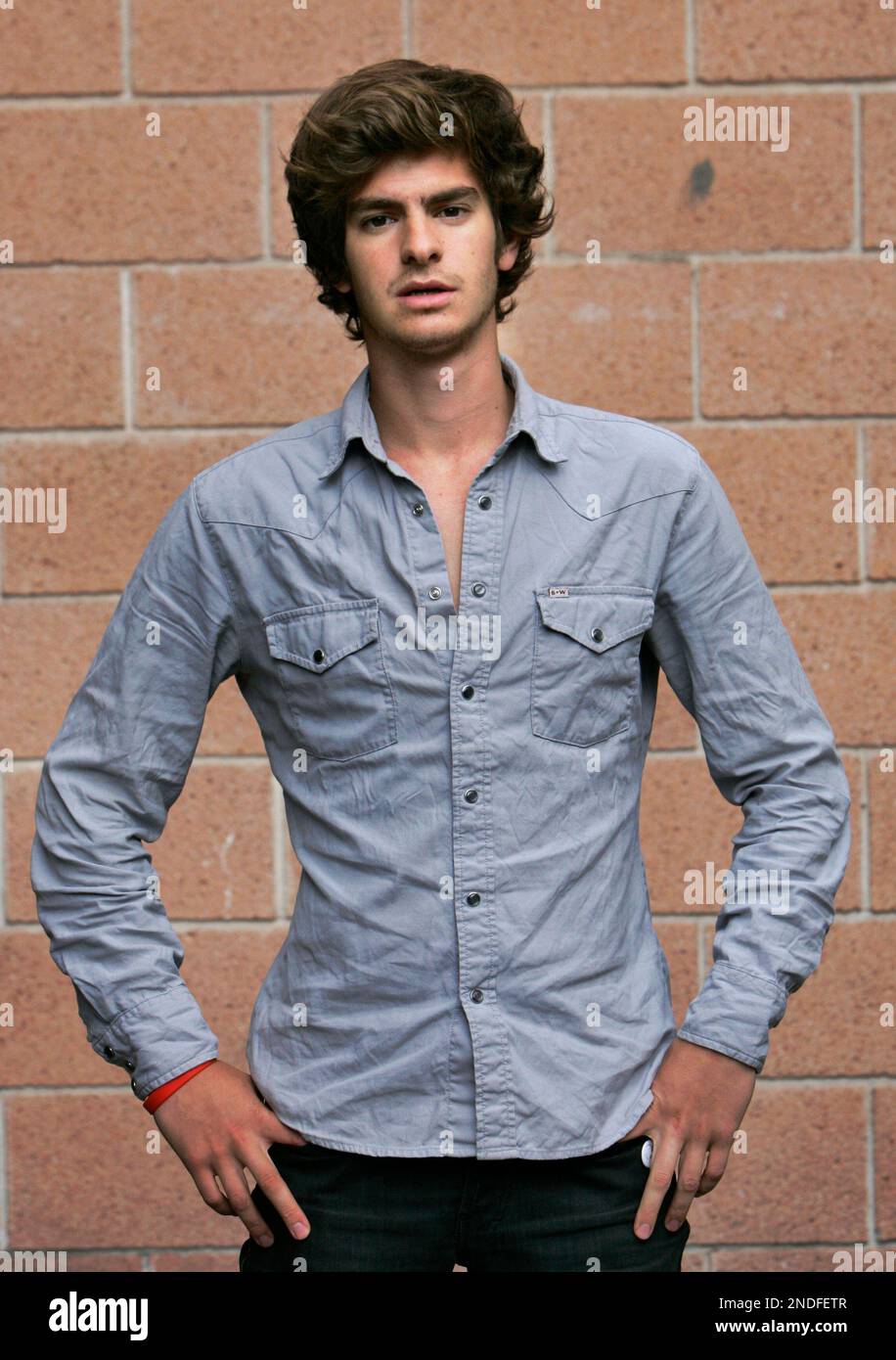 FILE - In this July 11, 2008 file photo, British actor Andrew Garfield poses for photos in London. Garfield, whose credits include last year's Heath Ledger film "The Imaginarium of Doctor Parnassus," has been cast as Peter Parker, the average youth who transforms into a superhero, in the next "Spider-Man" movie, distributor Sony Pictures announced Thursday July 1, 2010. (AP Photo/Lefteris Pitarakis, File) Banque D'Images