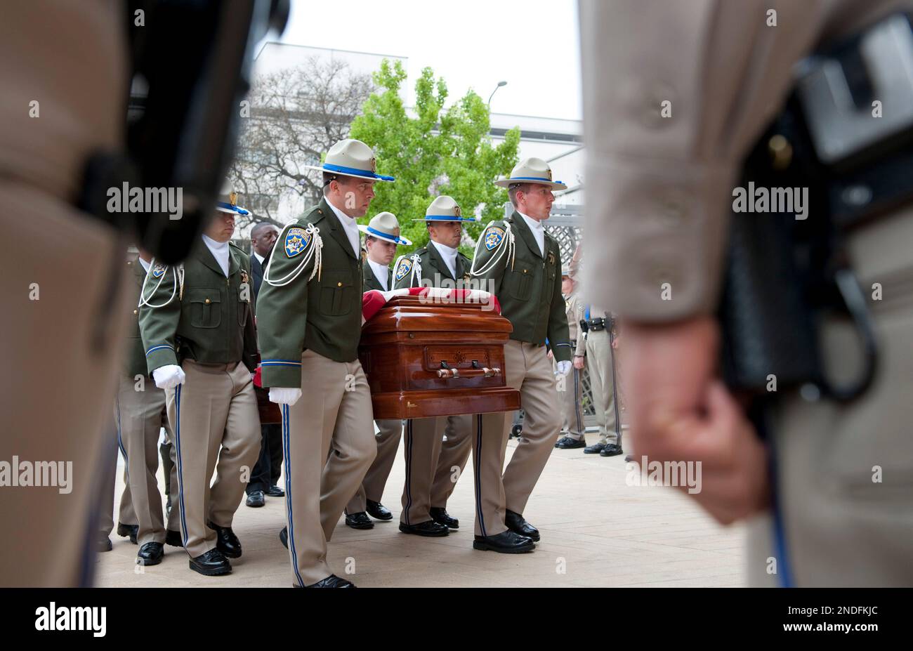 Pallbearers carry the casket of California Highway Patrol (CHP) Officer Philip Ortiz at the Cathedral of Our Lady of the Angels on Wednesday, June 30, 2010, in Los Angeles. Ortiz, one of five CHP officers killed on the job since May 2010, was fatally injured on June 9 when he was hit by a car while writing a ticket on the 405 Freeway. (AP Photo/Adam Lau) Banque D'Images