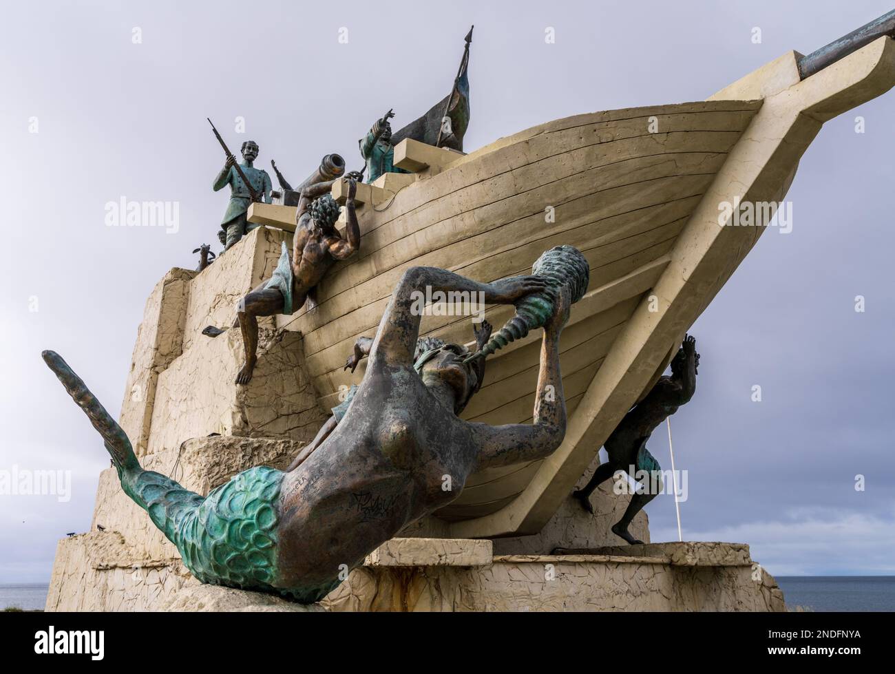 Punta Arenas, Chili - 27 janvier 2023 : monument à Magellan et son navire avec des mermaids sur le front d'eau Banque D'Images