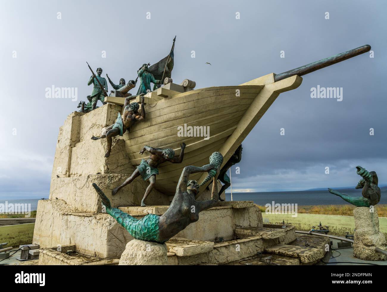 Punta Arenas, Chili - 27 janvier 2023 : monument à Magellan et son navire avec des mermaids sur le front d'eau Banque D'Images