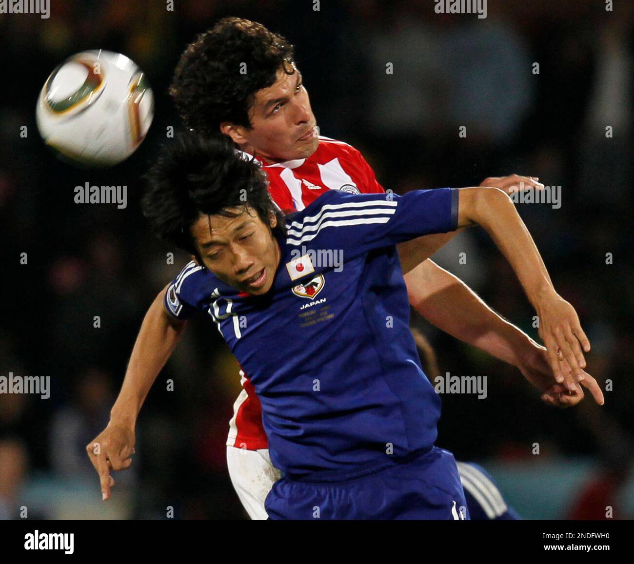 Paraguay's Cristian Riveros, top, and Japan's Kengo Nakamura, front, go for a header during the World Cup round of 16 soccer match between Paraguay and Japan at the Loftus Versfeld Stadium in Pretoria, South Africa, Tuesday, June 29, 2010. (AP Photo/Eugene Hoshiko) Banque D'Images