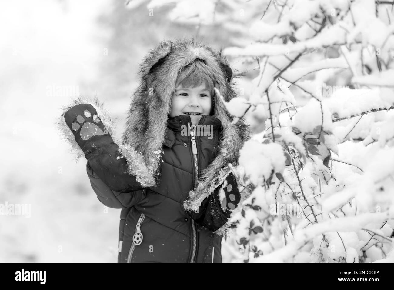 Souvenirs d'enfance - magnifique hiver enneigé sur prairie. Des enfants heureux sur les promenades dans la nature en hiver. Joyeux enfant s'amuser dans Winter Park. Banque D'Images