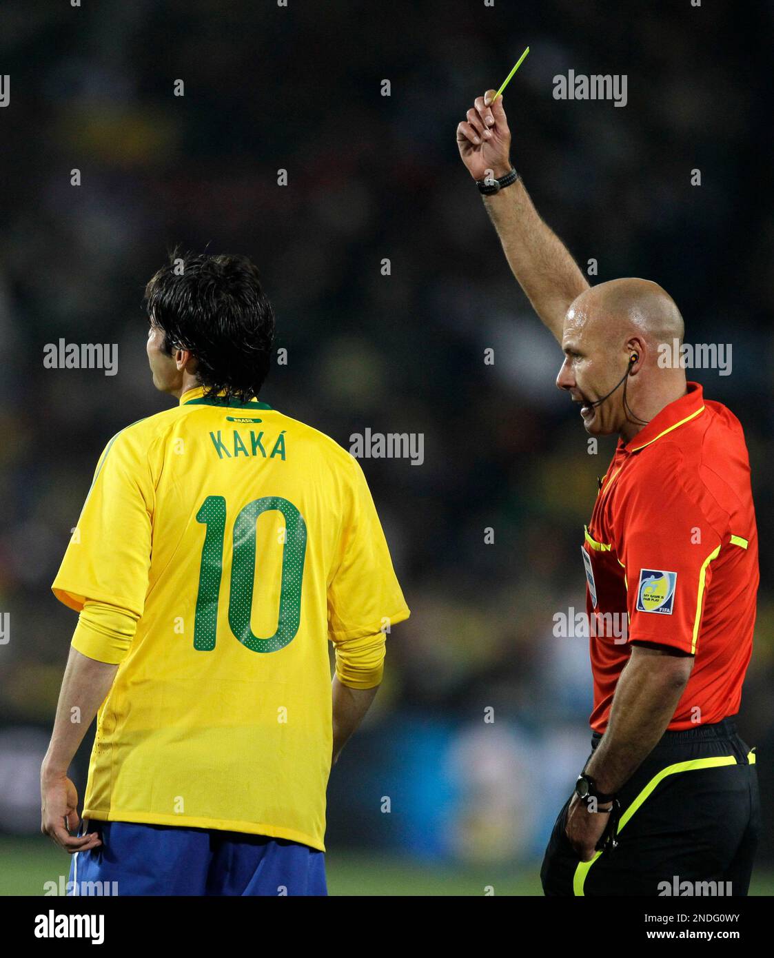 English referee Howard Webb, right, gives Kaka a yellow card during the World Cup round of 16 soccer match between Brazil and Chile at Ellis Park Stadium in Johannesburg, South Africa, Monday, June 28, 2010. (AP Photo/Matt Dunham) Banque D'Images
