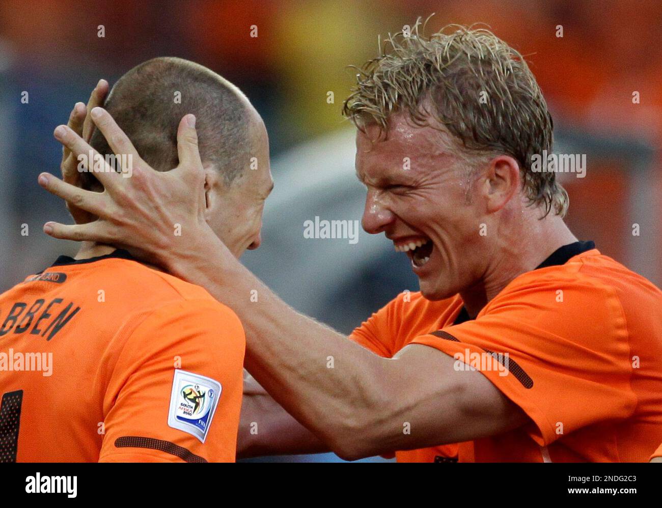 Netherlands' Arjen Robben, left, is congratulated by Netherlands' Dirk Kuyt after scoring the opening goal during the World Cup round of 16 soccer match between the Netherlands and Slovakia at the stadium in Durban, South Africa, Monday, June 28, 2010. (AP Photo/Julie Jacobson) Banque D'Images