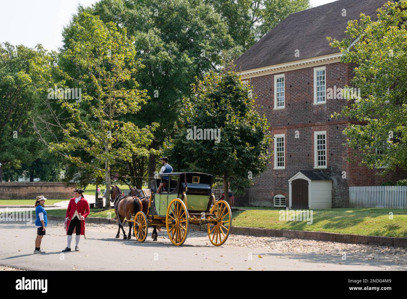 Williamsburg, Virginie, Etats-Unis - 12 septembre 2021: Scène de rue avec chariot tiré par des chevaux le long de la rue dans la ville coloniale historique de Williamsburg va. Banque D'Images