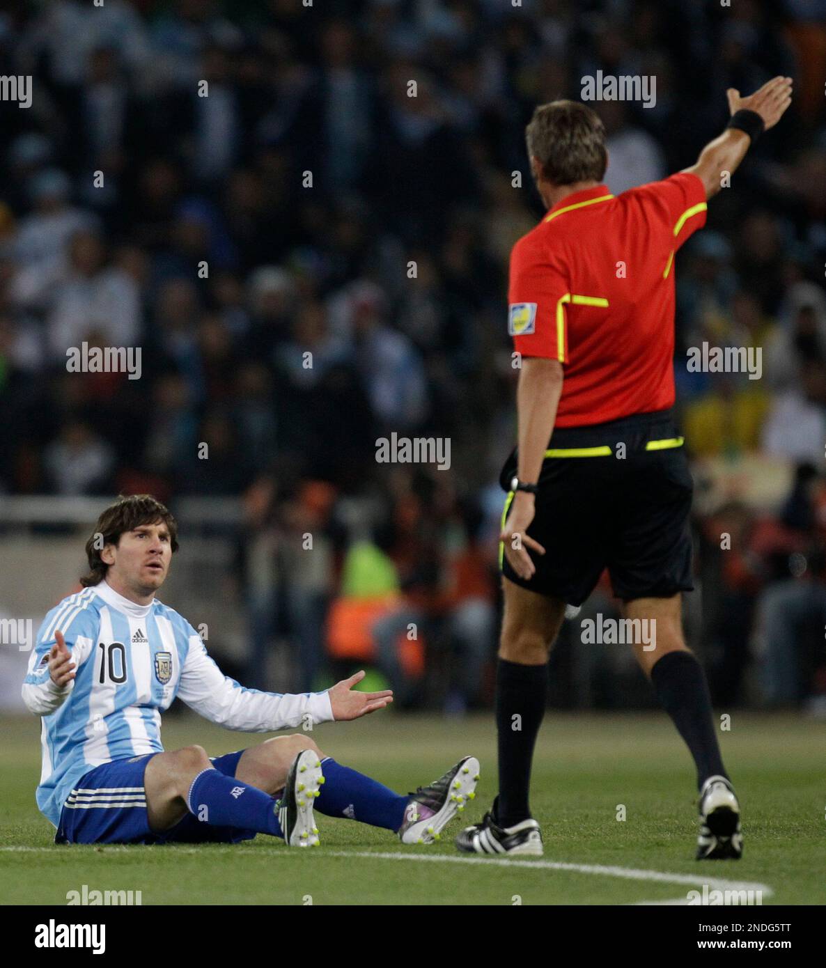 Argentina's Lionel Messi, left, gestures to referee Roberto Rosetti of Italy, right, during the World Cup round of 16 soccer match between Argentina and Mexico at Soccer City in Johannesburg, South Africa, Sunday, June 27, 2010. (AP Photo/Guillermo Arias) Banque D'Images