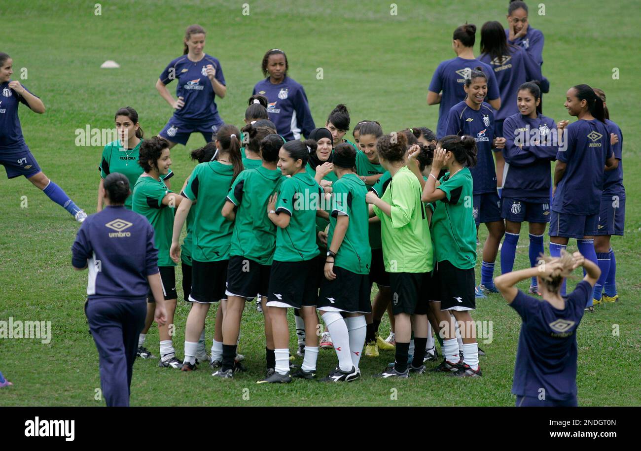 Santos' women's soccer players and members of the Palestinian Women's Soccer League train in Santos, Brazil, Wednesday, June 23, 2010. Members of the Palestinian Women's Soccer League are in Brazil for 15 days of training with Santos' female squad, champions of the Women's Copa Libertadores tournament. (AP Photo/Nelson Antoine) Banque D'Images