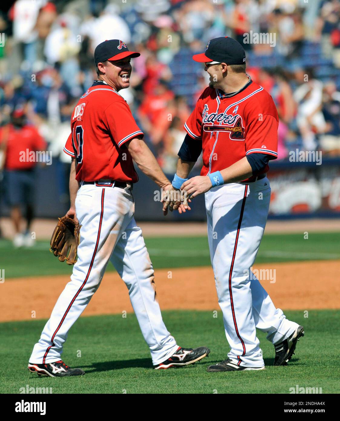 Atlanta Braves' Chipper Jones, left, celebrates with Eric Hinske, right, after the Braves' 8-5 win against the Kansas City Royals in a baseball game, Sunday, June 20, 2010, at Turner Field in Atlanta. Hinske had a two run double in the eight. (AP Photo/Gregory Smith) Banque D'Images