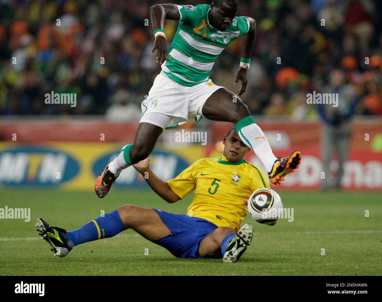 Ivory Coast's Emmanuel Eboue, top, and Brazil's Felipe Melo compete for the ball during the World Cup group G soccer match between Brazil and Ivory Coast at Soccer City in Johannesburg, South Africa, Sunday, June 20, 2010. (AP Photo/Frank Augstein) Banque D'Images
