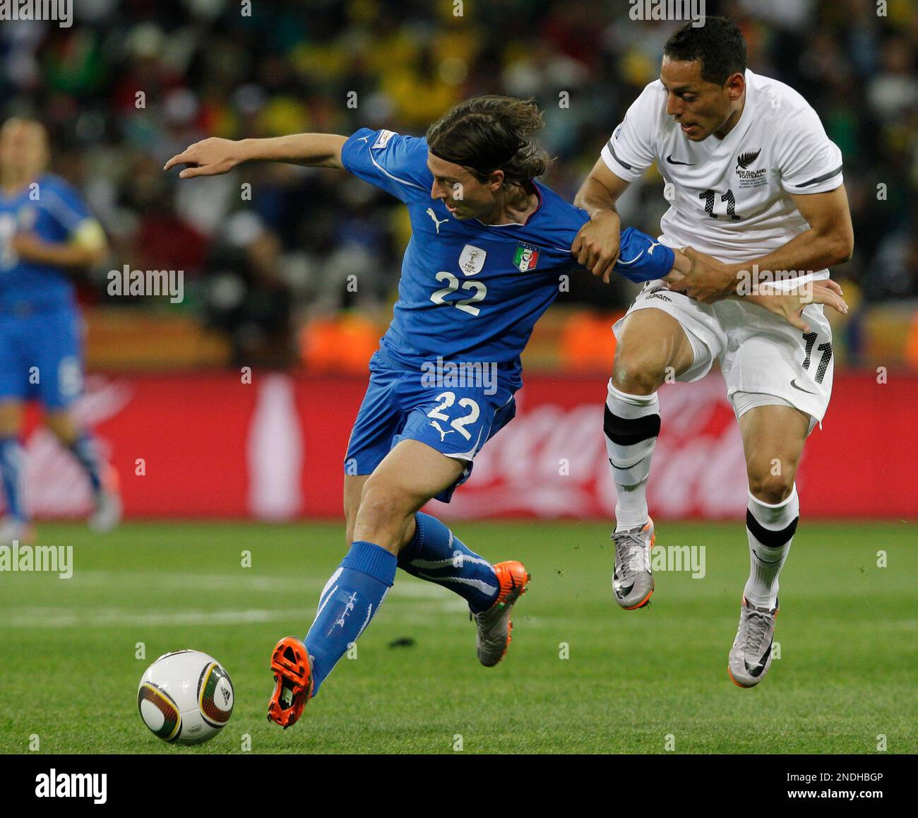 New Zealand's Leo Bertos, right, competes for the ball with Italy's Riccardo Montolivo, left, during the World Cup group F soccer match between Italy and New Zealand at Mbombela Stadium in Nelspruit, South Africa, Sunday, June 20, 2010. (AP Photo/Alessandra Tarantino) Banque D'Images