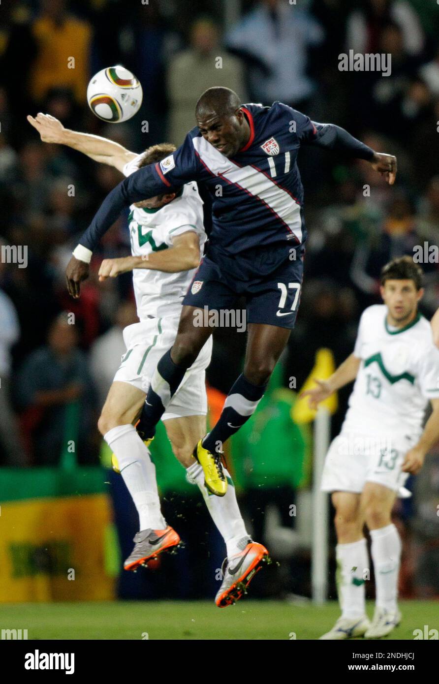 Slovenia's Bostjan Cesar, left, competes for the ball with United States' Jozy Altidore, center, during the World Cup group C soccer match between Slovenia and the United States at Ellis Park Stadium in Johannesburg, South Africa, Friday, June 18, 2010. (AP Photo/Rob Griffith) Banque D'Images