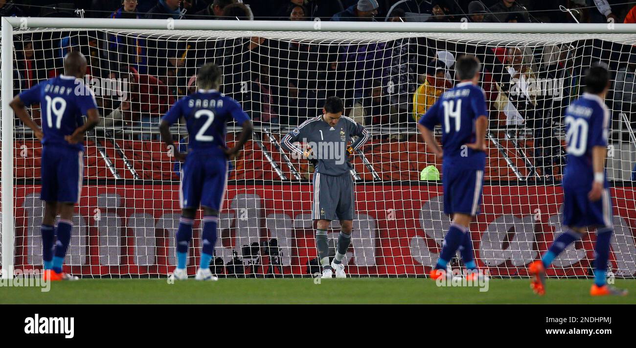 French players react during the World Cup group A soccer match between France and Mexico at Peter Mokaba Stadium in Polokwane, South Africa, Thursday, June 17, 2010. France lost 0-2. (AP Photo/Francois Mori) Banque D'Images