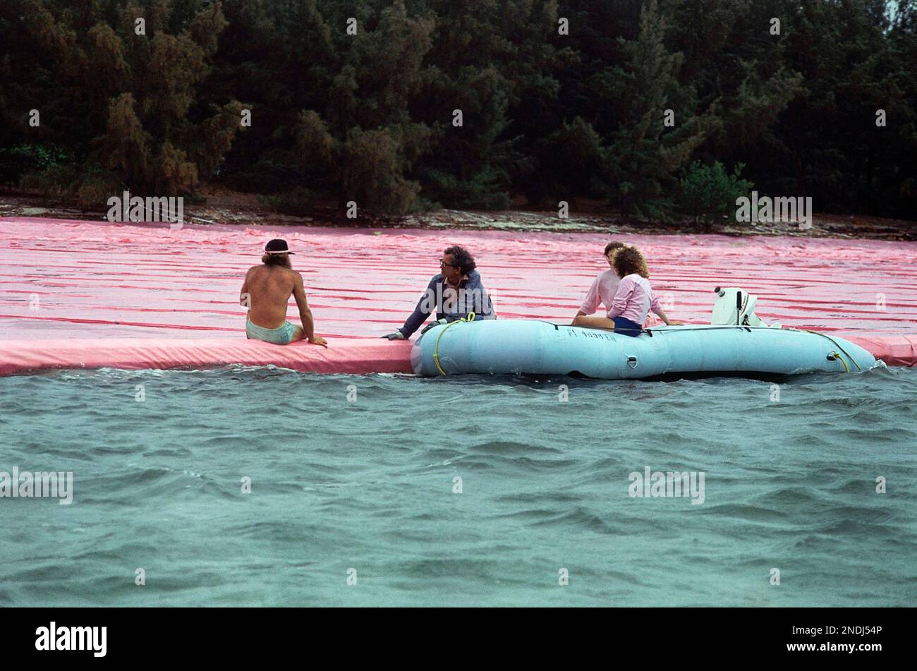 Christo surrounded islands (installation of piece) in May 1983. (AP Photo) Banque D'Images