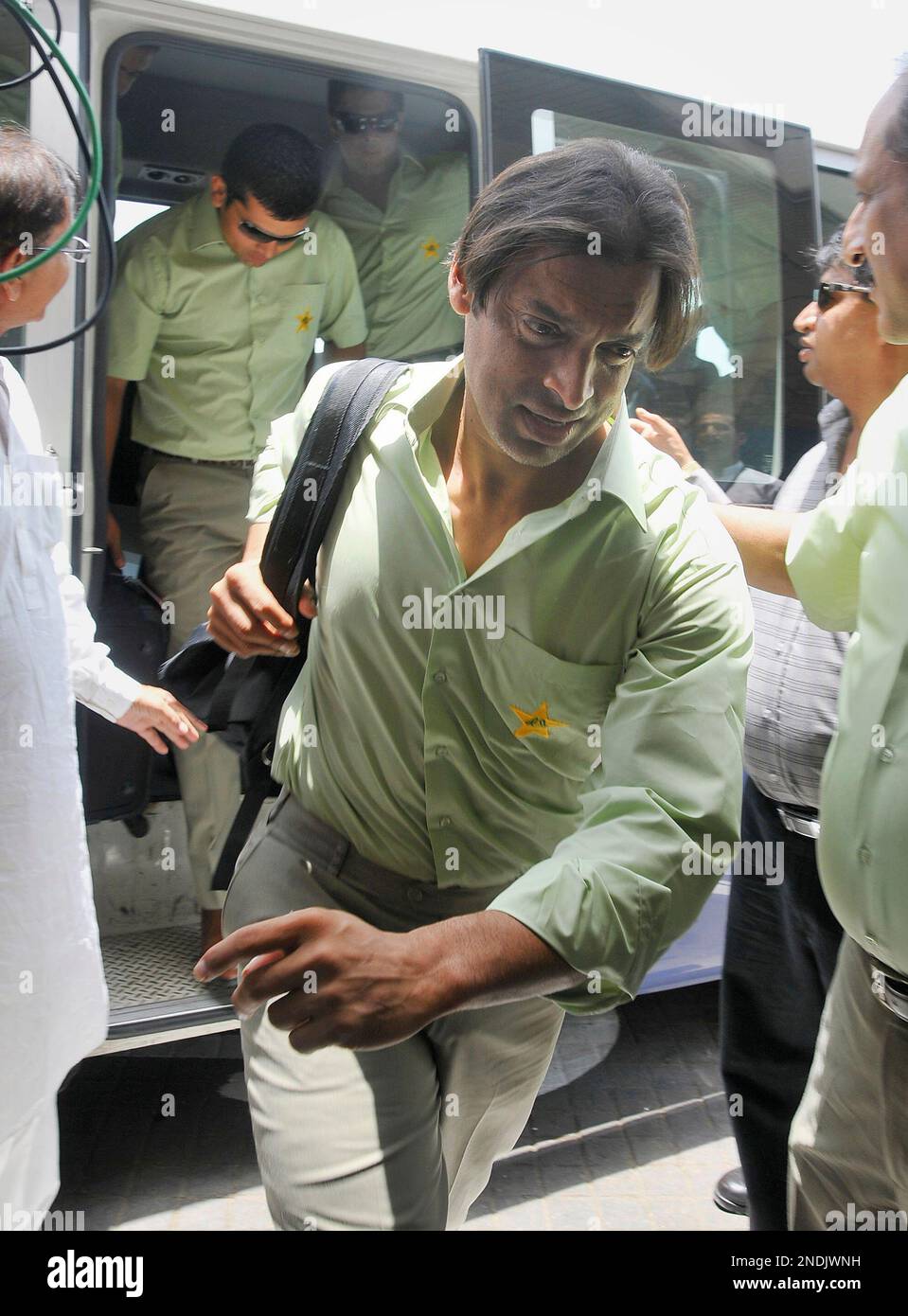 Pakistani cricketer Shoaib Akhtar arrives at Jinnah International airport to depart for Sri Lanka, Saturday, June 12, 2010 in Karachi, Pakistan. The Pakistan cricket team has left for Sri Lanka to participate in Asia Cricket Cup, which runs from June 15 to 24. (AP Photo/Fareed Khan) Banque D'Images