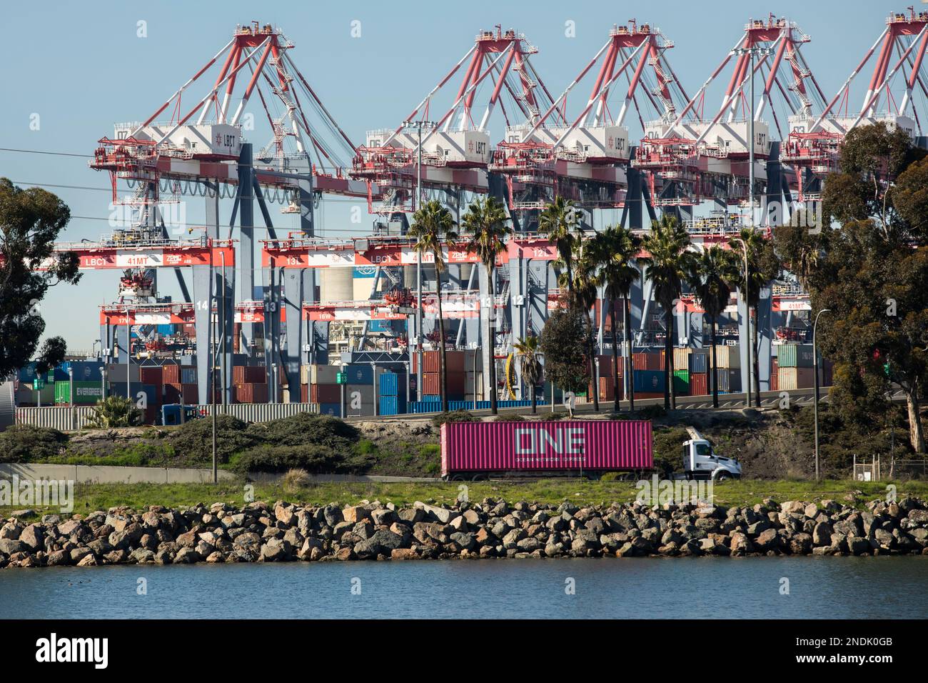 Long Beach, Californie, États-Unis - 24 juillet 2023 : le trafic des conteneurs du port quitte le terminal des conteneurs de long Beach. Banque D'Images