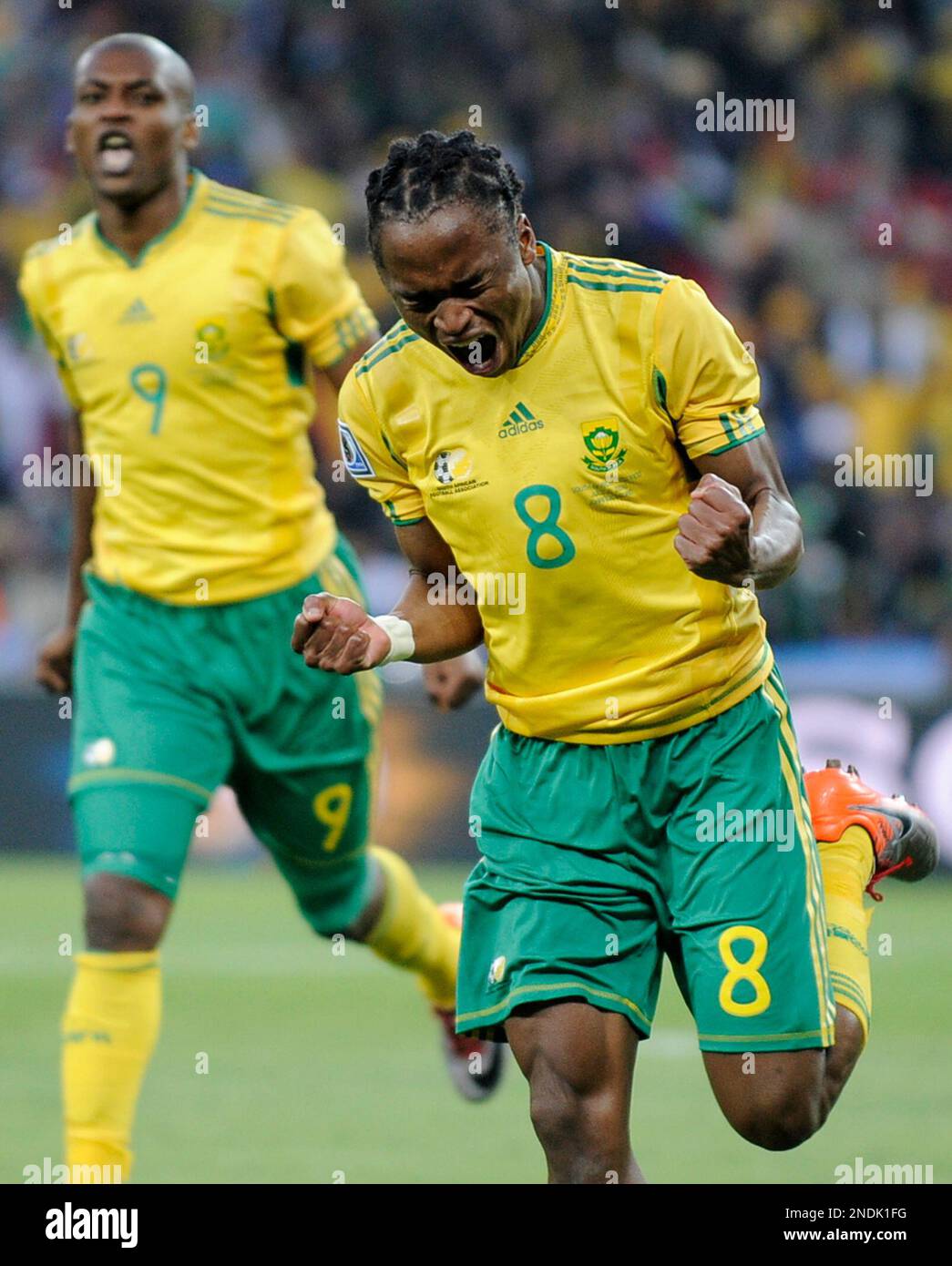 South Africa's Siphiwe Tshabalala celebrates after scoring the opening goal during the World Cup group A soccer match between South Africa and Mexico at Soccer City in Johannesburg, South Africa, Friday, June 11, 2010. (AP Photo/Martin Meissner) Banque D'Images