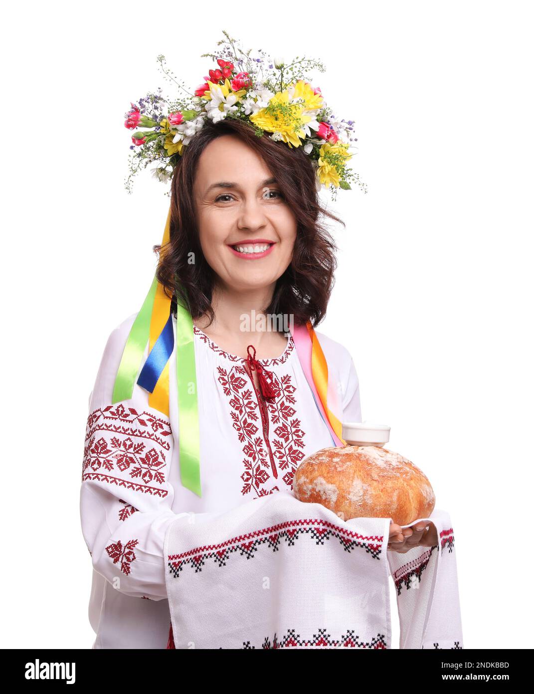 Femme heureuse dans les vêtements nationaux ukrainiens avec korovai traditionnel sur fond blanc Banque D'Images