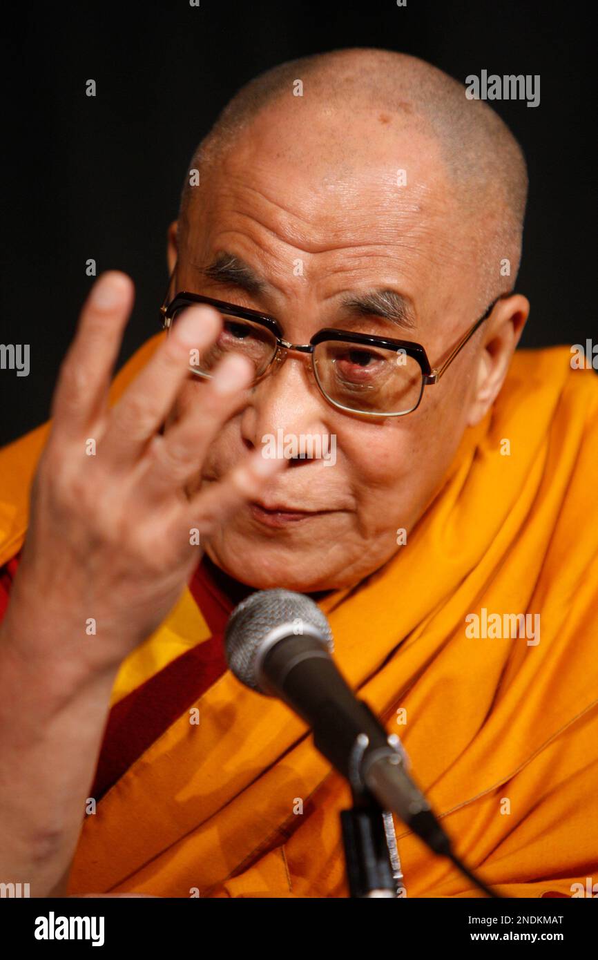 The Dalai Lama speaks to the media during a press conference in New York, Thursday, May 20, 2010. (AP Photo/Seth Wenig) Banque D'Images