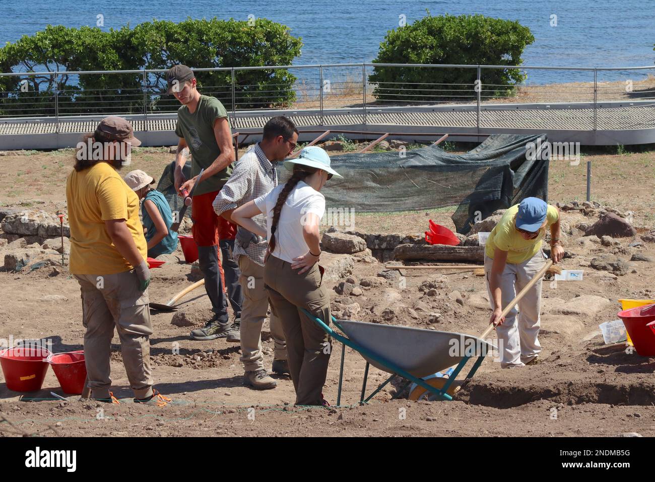 Archéologues et étudiants de l'Université de Padoue, excavation d'objets sur le site de la ville antique de Nora, Sardaigne, septembre 2022. Banque D'Images