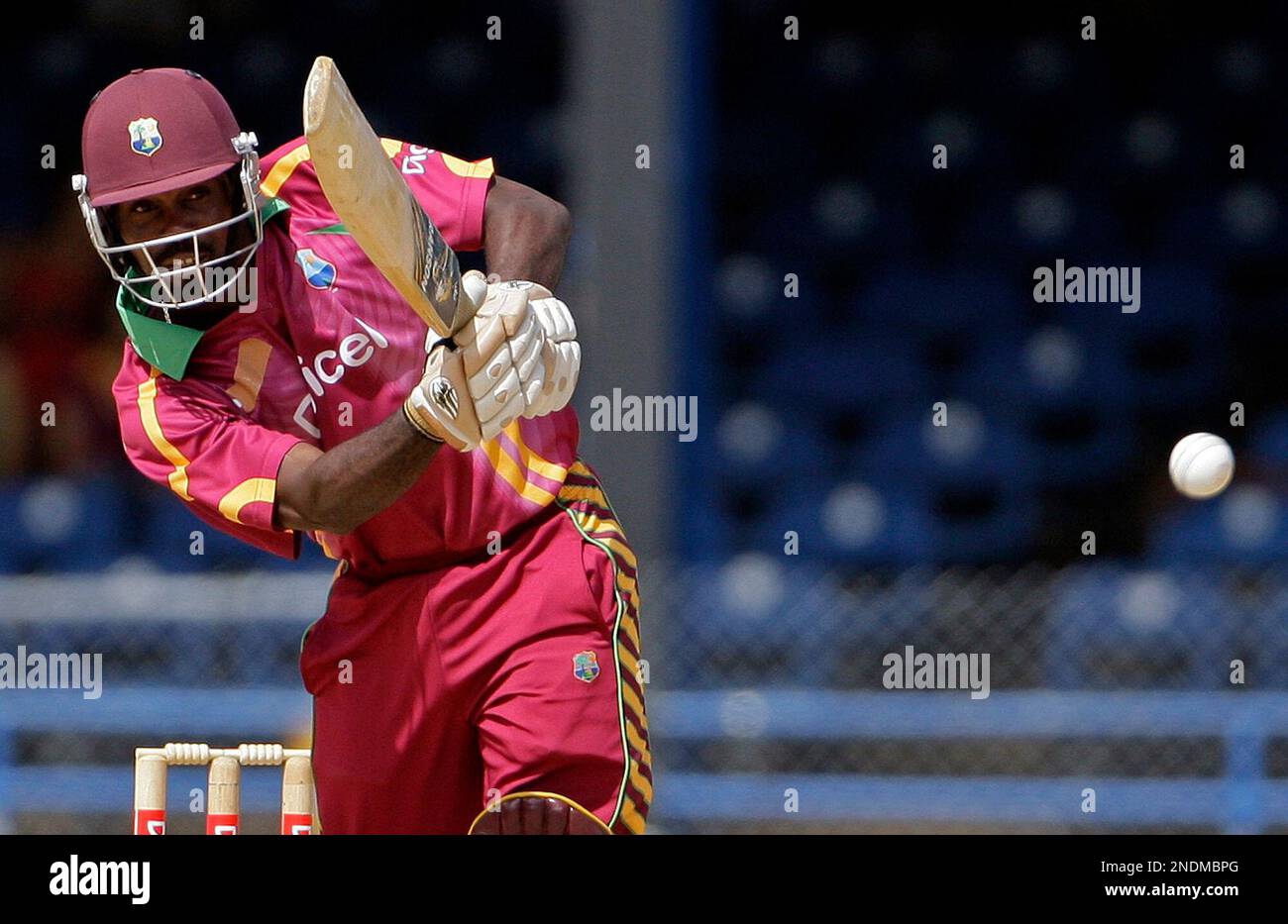 West Indies' opener Dale Richards plays a shot for four runs during the fifth and final One-Day International cricket match with South Africa in Port-of-Spain, Trinidad, Thursday, June 3, 2010. (AP Photo/Andres Leighton) Banque D'Images
