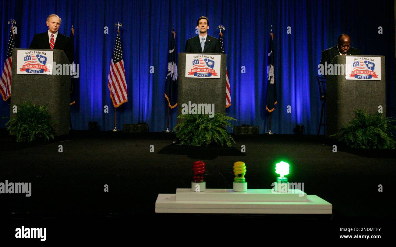 FILE - In this April 24, 2010 file photo, South Carolina Democratic Gubernatorial candidate from right, Sen. Robert Ford, Sen. Vincent Sheheen,and State Superintendent Jim Rex take part in a Democrat Convention Debate in Columbia, S.C. A political tail wind boosting their prospects, Republicans have significant opportunities to gain governorships across the Great Lakes and Midwest this fall. But, in a wrinkle to their coast-to-coast victory plan, the GOP is struggling with internal fights in a handful of primaries, giving Democrats hope of snatching a few big states.(AP Photo/Mary Ann Chastain Banque D'Images