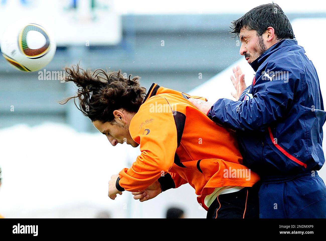 Italy's national soccer team midfielder Gennaro Gattuso, right, vies for the ball during an exhibition match with a local team, in the Alpine resort of Sestriere, Italy, Sunday, May 30, 2010. The Italian team is preparing for the upcoming 2010 World Cup competition in South Africa, scheduled to start on June 11. (AP Photo/Massimo Pinca) Banque D'Images
