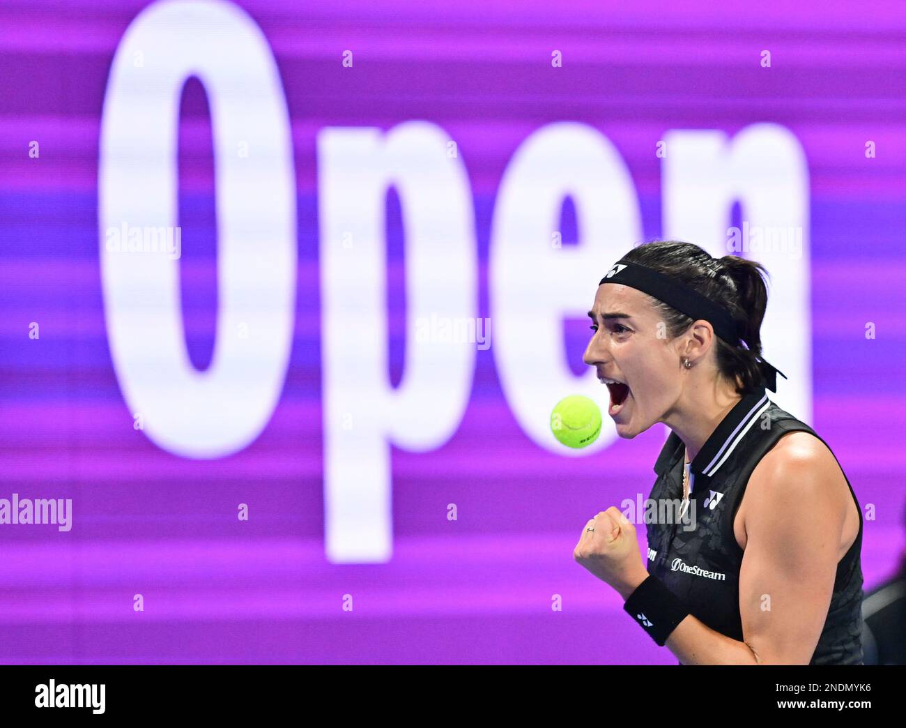 Doha, Qatar. 15th févr. 2023. Caroline Garcia, de France, réagit lors du match de 16 contre Karolina Muchova, de la République tchèque, au WTA500 Qatar Open 2023 à Doha, au Qatar, le 15 février 2023. Credit: Nikku/Xinhua/Alay Live News Banque D'Images