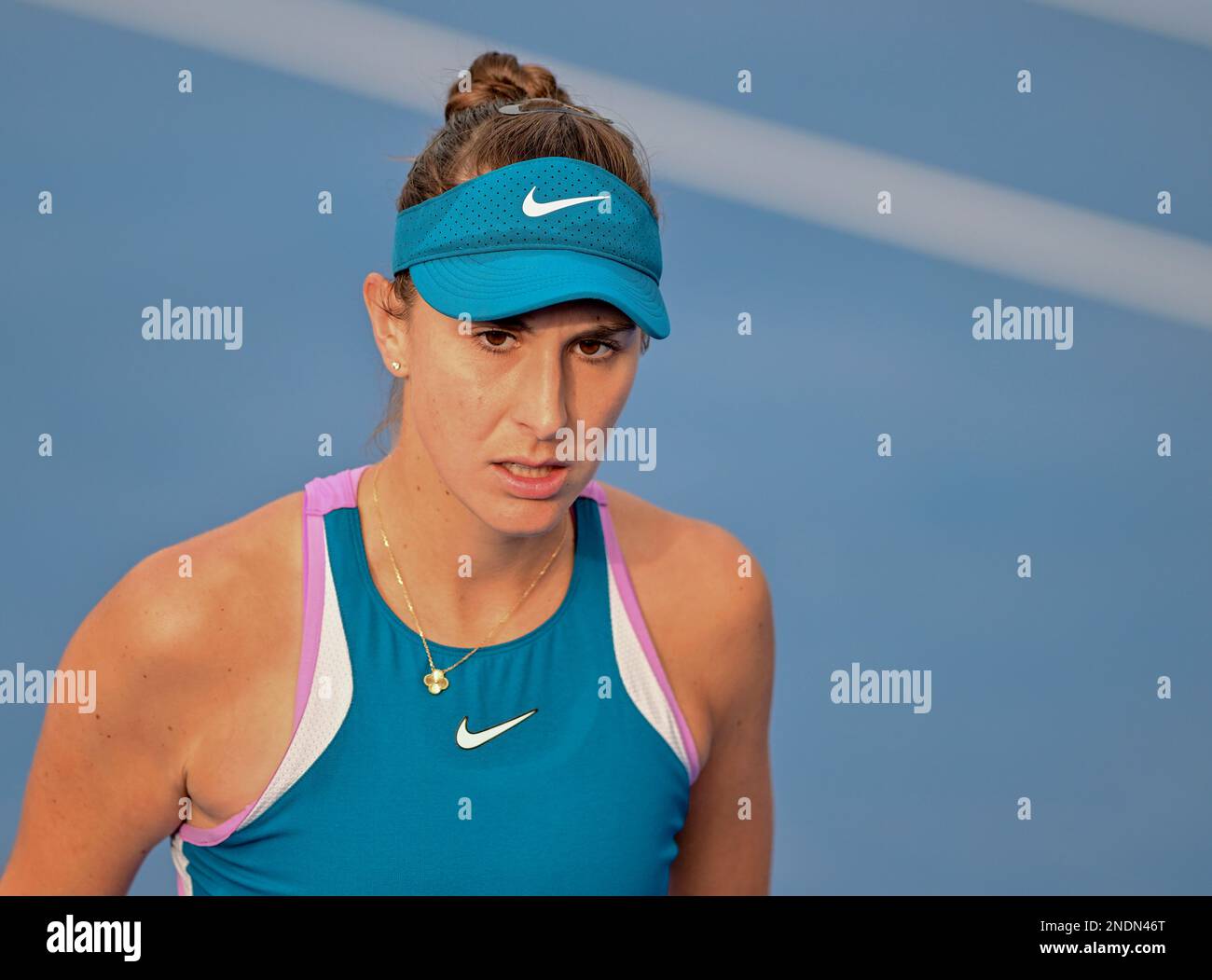 Doha, Qatar. 15th févr. 2023. Belinda Bencic, de Suisse, réagit lors de la ronde des célibataires de 16 contre Victoria Azarenka, de Biélorussie, au WTA500 Qatar Open 2023 à Doha, Qatar, le 15 février 2023. Credit: Nikku/Xinhua/Alay Live News Banque D'Images