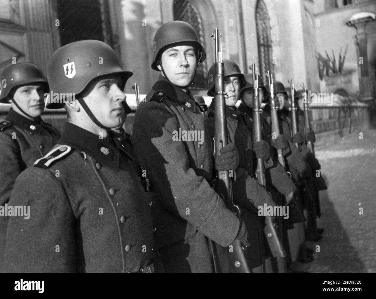 Soldats du régiment SS Totenkopf de 10th lors de la relève de la garde au château royal de Cracovie. Source Nac.gov.pl Banque D'Images