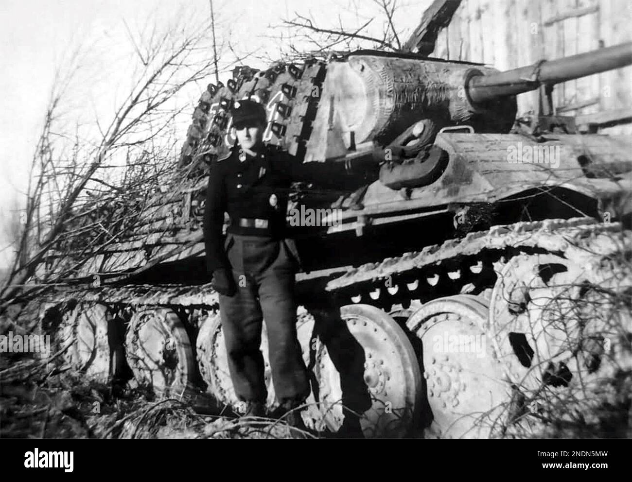 Un membre de l'équipage de la division 3rd SS panzer Totenkopf se trouve à côté de son panzer v Banque D'Images