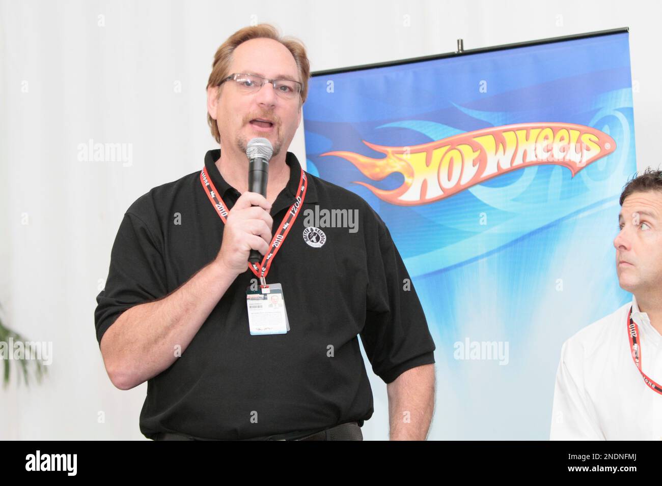 Dreyer & Reinbold Racing's Dennis Reinbold speaks during a news conference unveil the custom Hot Wheels-designed Dad’s Root Beer racecar during Indy 500 Community Day at the Indianapolis Motor Speedway. The racecar will be driven by Conway during the Father’s Day weekend IRL race in Iowa. (AJ Mast/AP Images for Mattel Inc.) Banque D'Images