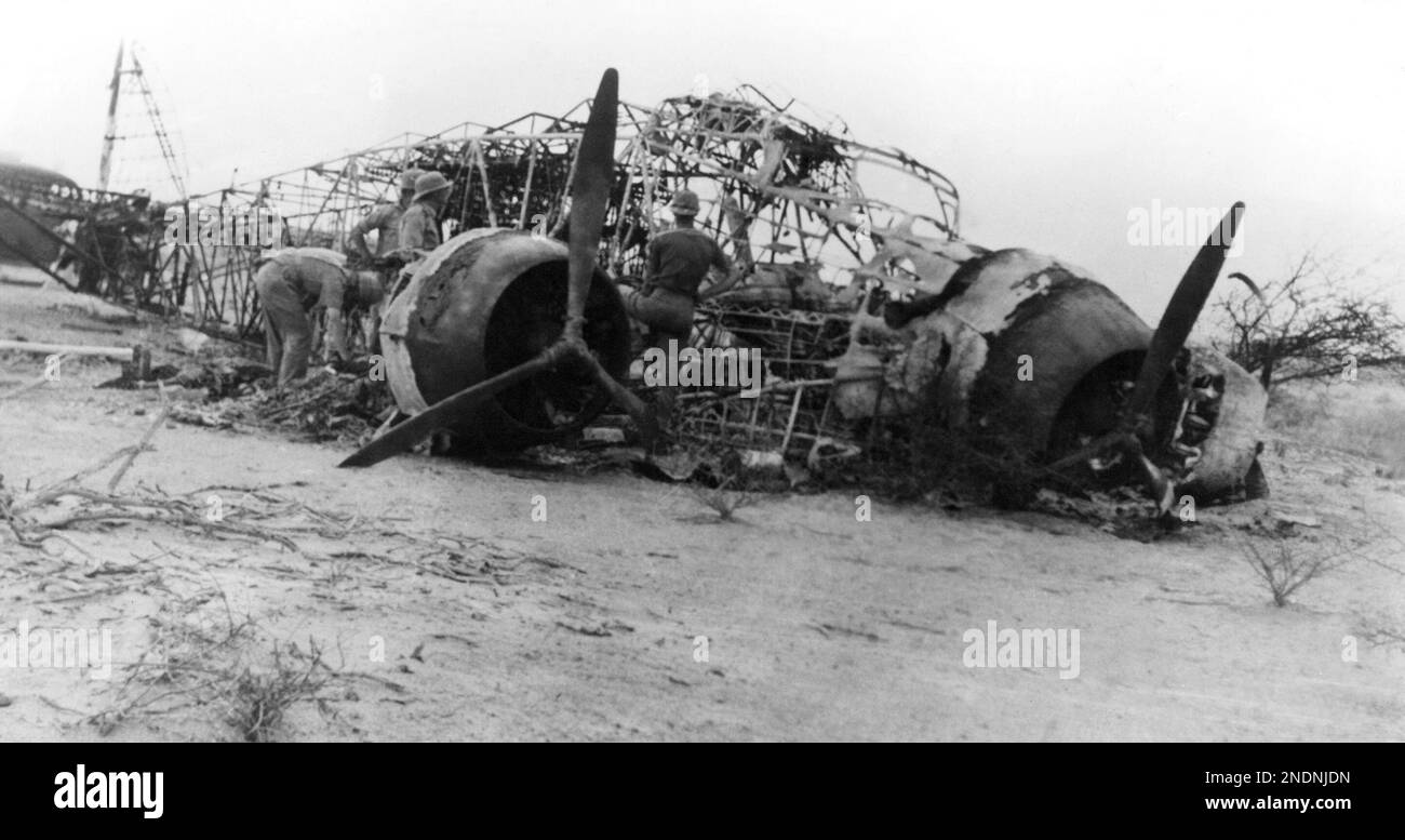 Soldiers examine the skeleton wreckage of an airplane on December 27, 1940, which fell in the Egyptian desert near Matruh during an air battle on October 31. The British assert this was one of eight enemy aircraft which were shot down. (AP Photo) Banque D'Images