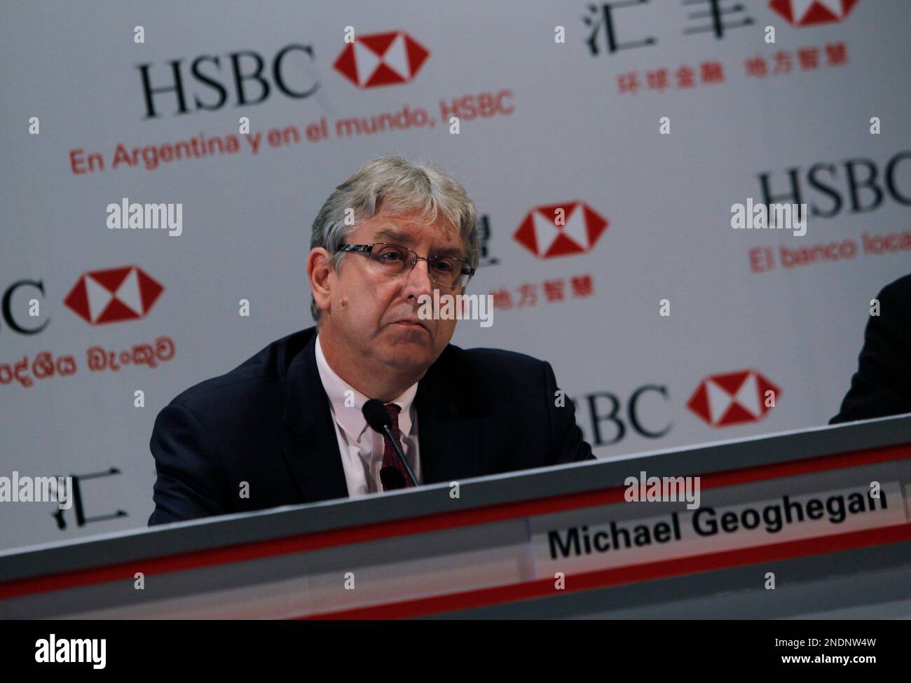 HSBC Group Chief Executive Michael Geoghegan listens to questions during a news conference after this year's informal meeting of Hong Kong shareholders in Hong Kong Monday, May 24, 2010. (AP Photo/Kin Cheung) Banque D'Images