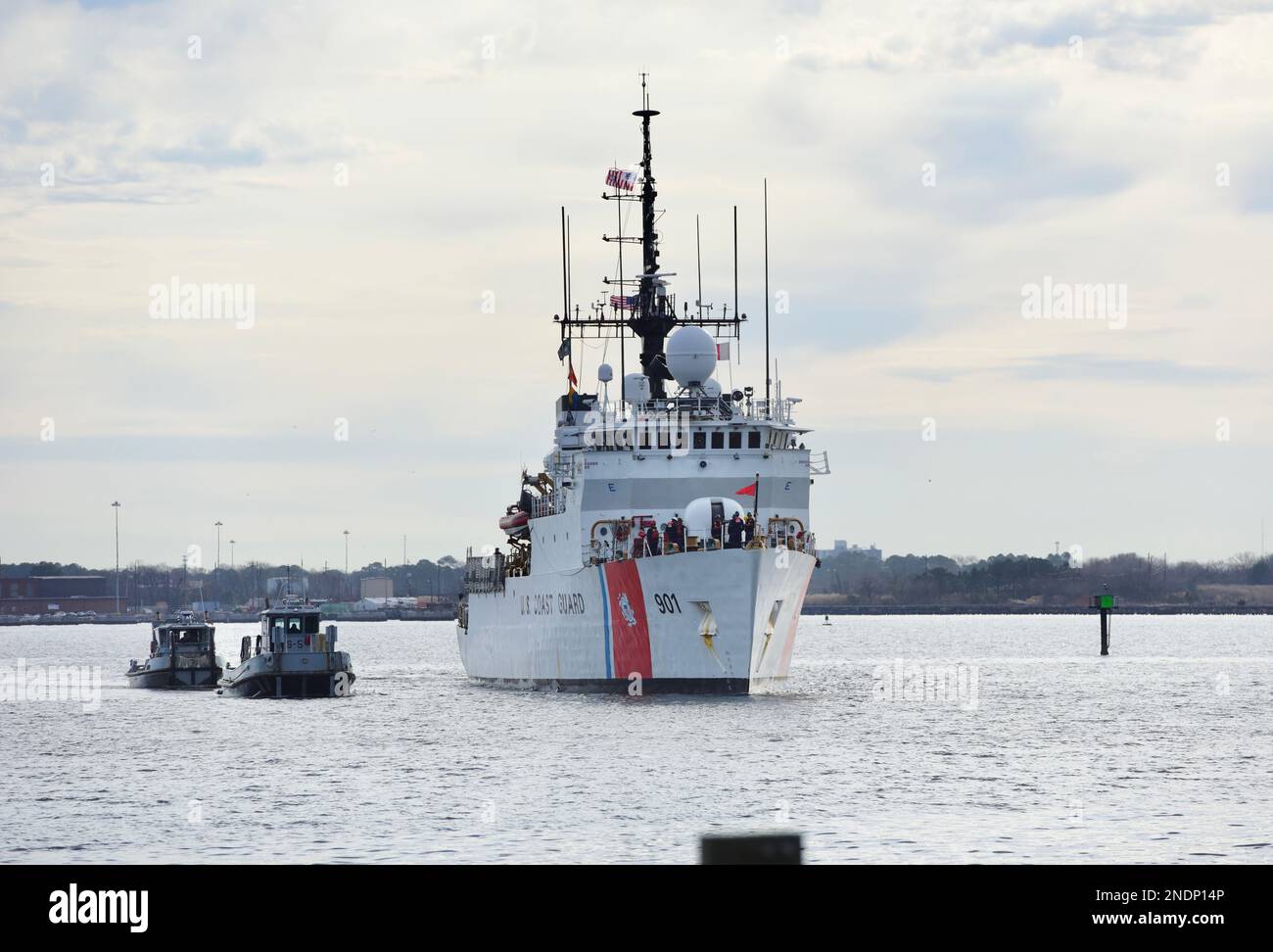 USCGC Bear (WMEC 901) et son équipage s'approchent de la jetée de Portsmouth, en Virginie, le 15 février 2023. L'ours est revenu à la maison après un déploiement de 60 jours pour mener des missions de sécurité et de sûreté maritimes dans le détroit de Floride. (É.-U. Photo de la Garde côtière par Petty Officer 2nd classe Brandon Hillard) Banque D'Images