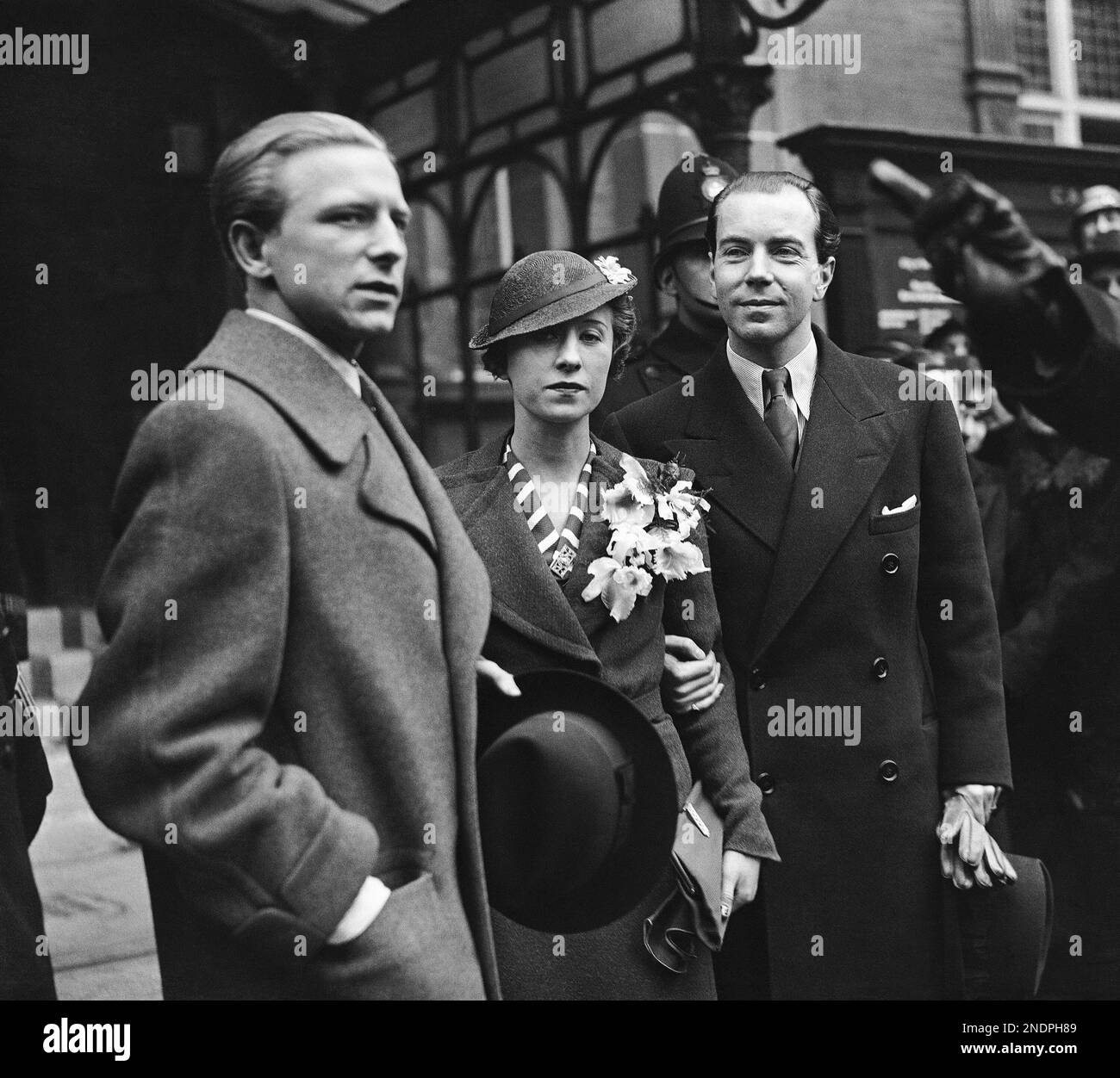 Prince Sigvard, right, grandson of the King of Sweden, renounced his rights of a Royal Prince, when the married Erika Patzek, at Caxton Hall, Westminster, London on March 8, 1934. The couple leave the ceremony with best man Gustav Wallenberg. (AP Photo/Staff/Len Puttnam) Banque D'Images