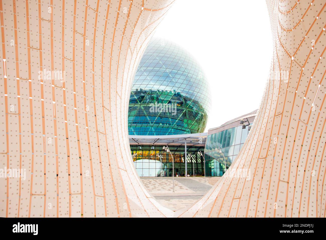 Construction de sculptures minima Maxima, Nur-Alem SPHERE EXPO 2017 zone d'exposition. Vue sur le musée par l'installation de la rue. Astana, Kazakhstan - 10,2 Banque D'Images