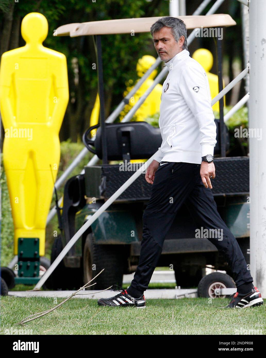 Inter Milan coach Jose Mourinho leads a team's training session in Appiano Gentile, near Como, Italy, Tuesday, May 18, 2010. The Champions league final soccer match between Inter Milan and Bayern Munich is scheduled for next Saturday, May 22 in Madrid. (AP Photo/Antonio Calanni) Banque D'Images