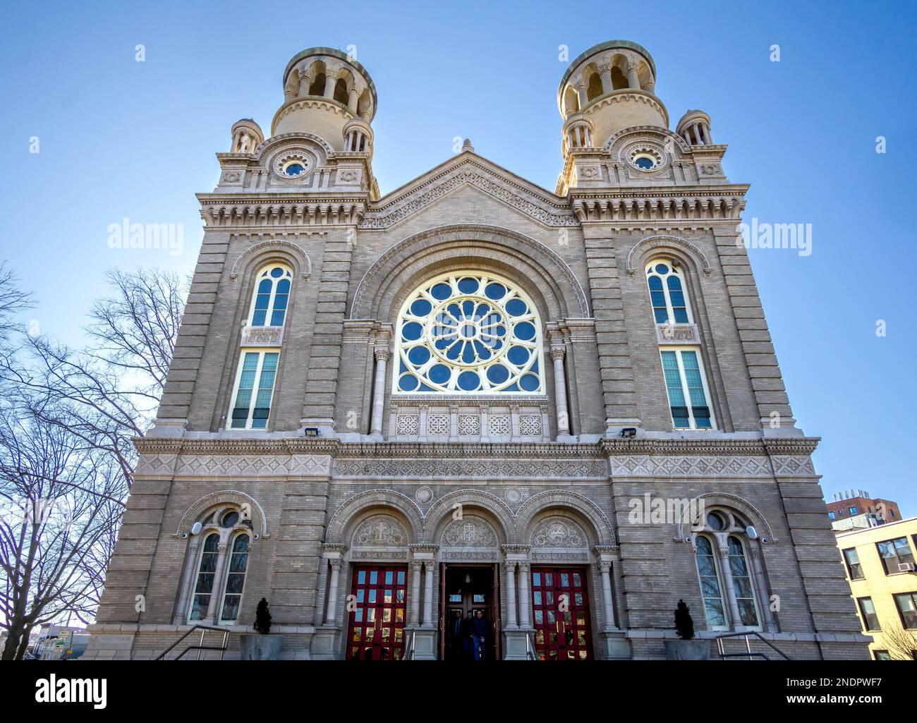 Bronx, NY - Etats-Unis - 11 février 2023 dirigez-vous vers la rue byzantine de style révival L'église de Raymond, une église paroissiale dans le Bronx. Conçu par George H. S. Banque D'Images