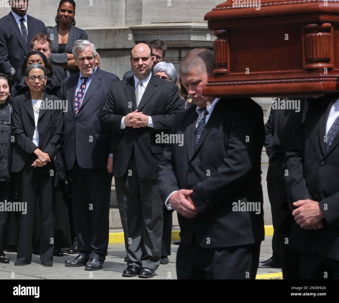 Gail Lumet, second from left, stand solemnly as pallbearers depart with the casket of her mother, entertainer and civil rights activist Lena Horne, from Church of St. Ignatius Loyola in New York, Friday, May 14, 2010. Horne, known for her signature song "Stormy Weather" and for her triumph over bigotry, died Sunday in New York. She was 92. (AP Photo/Bebeto Matthews) Banque D'Images