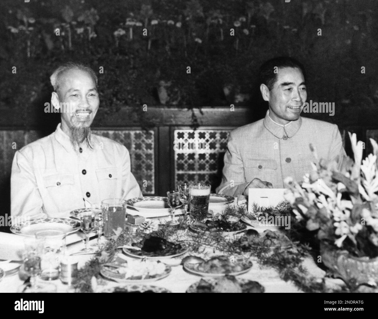 Ho Chi Minh, left, Moscow-trained President of North Vietnam, and his host, Premier Chou En-Lai of Red China, share the places of honor at a banquet in Beijing for the visitors from neighboring Indochina, Vietnam on July 5, 1955. Ho had a strong ally in communist China during his successful fight to oust the French from North Vietnam. (AP Photo) Banque D'Images