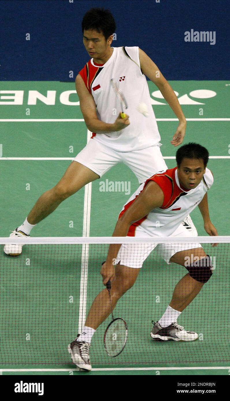 Indonesia's Hendra Setiawan, top, returns a shot against Japan's Kenichi Hayakawa and Kenta Kazuno as his teammate Markis Kido looks on during their semifinal match of the Thomas Cup badminton championships in Kuala Lumpur, Malaysia, Friday, May 14, 2010. (AP Photo/Lai Seng Sin) Banque D'Images