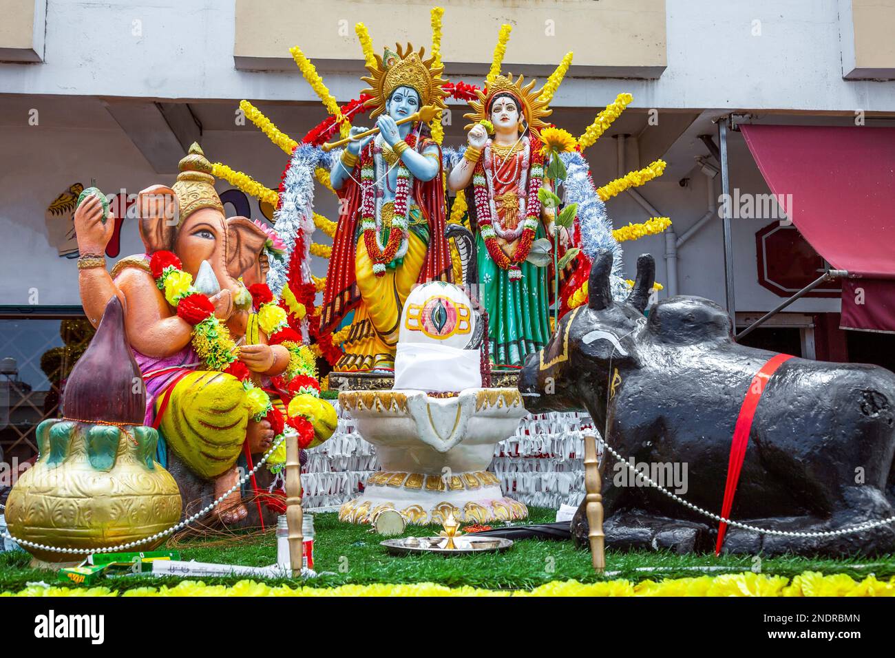 Statues de divinités hindoues pendant le festival de Mahashivratree à Maurice. Banque D'Images
