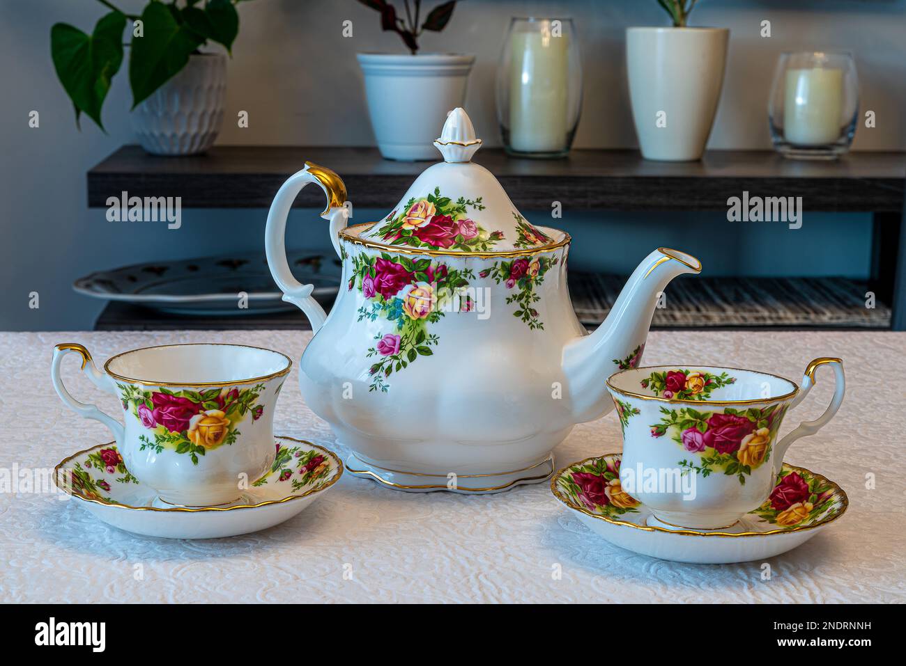 Vaisselle en porcelaine Royal Albert, tasse à café. Fleurs peintes à la main. Peut être utilisé pour illustrer des plats en porcelaine dans les journaux. Banque D'Images